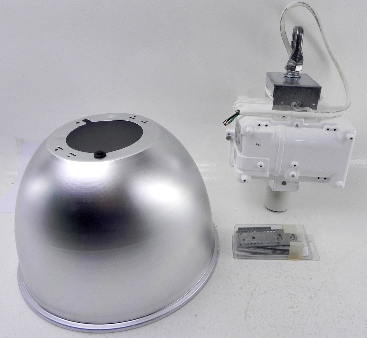 Hubbell Superbay Light Fixture BLA-400H6-C2HL-WH - Advance Operations